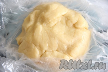 Завернуть песочное тесто в пищевую плёнку и минут на 30 убрать в холодильник.