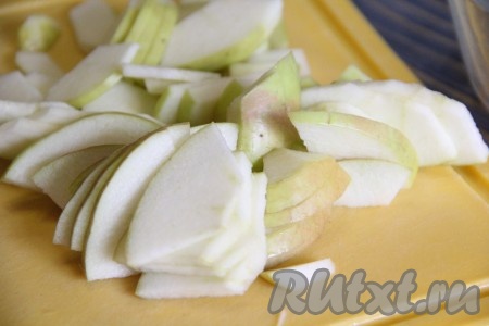 Яблоки вымыть и, удалив семена, нарезать на тонкие ломтики.