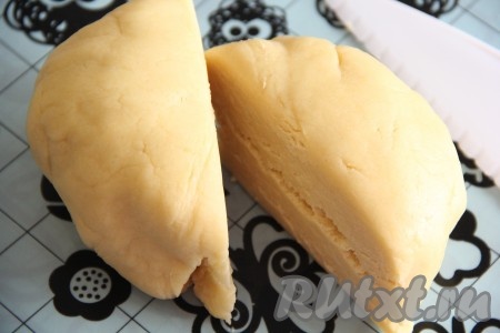 Готовое песочное тесто достать из пищевой плёнки и разделить на две части.