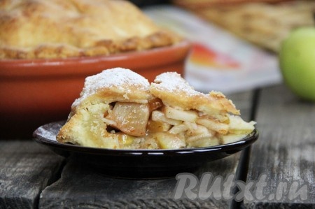 Готовую выпечку достать из духовки. Слегка остудить, а затем нарезать на кусочки и подать к столу. Вот так выглядит закрытый яблочный пирог из песочного теста в разрезе. Выпечка получается очень вкусной, сочной и потрясающе ароматной!