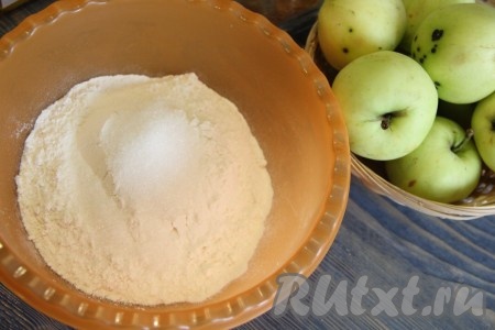 Для замешивания песочного теста отмерить в миску муку, добавить сахар, соль и перемешать получившуюся мучную смесь.