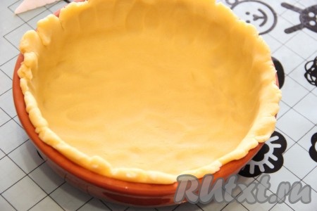 Форму для выпечки (я выпекала пирог в глиняной форме диаметром 18 сантиметров) смазать растительным маслом. Затем выложить тесто в форму так, чтобы края были выше края формы.&nbsp; 