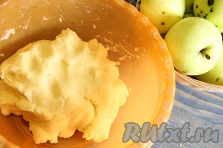 Влить холодную воду и замесить эластичное, не липнущее тесто.