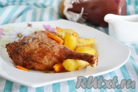 Готовую утку, запеченную с картошкой в духовке, нарезать на порционные кусочки и подать к столу.
