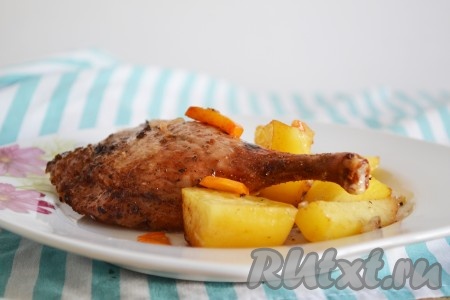 Мясо получается нежным, сочным, с хрустящей корочкой, а картофель с морковкой просто тают во рту.
