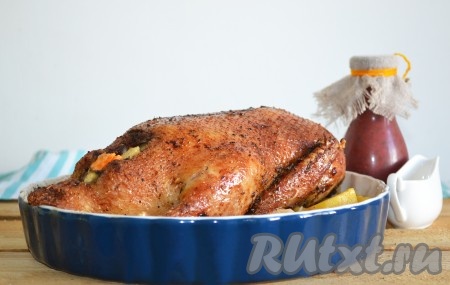 Сверху на овощи выложить подготовленную утку и отправить в предварительно разогретую до 180 градусов духовку на 1 час 20 минут. Утку нужно периодически поливать вытопившимся жиром, аккуратно набирая его ложкой со дна формы.
