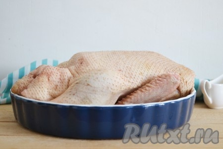 Утку хорошо вымыть снаружи и внутри. Убрать лишнюю влагу салфетками. 
