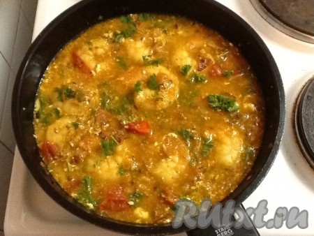 После этого добавить йогурт (или сметану), гарам-масалу и тушить еще 3-4 минуты на медленном огне.
