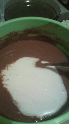 Влить кефир (кефир лучше брать нормальной жирности, с обезжиренным не делала).&nbsp;
