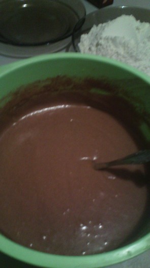 Добавить какао, размешать венчиком (или вилкой). 