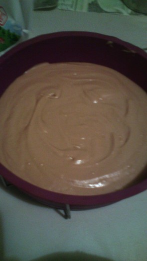 В форму наливаем тесто на высоту 1,5-2 см. У меня форма диаметром 23 см.&nbsp;Выпекаем в разогретой духовке при температуре 200 градусов в течение 30-40 минут. Проверяем готовность деревянной шпажкой. В итоге получается 3 коржа, высотой около 3 см. Ранее делала в формах меньшего диаметра, получалось 2 торта высотой около 8 см.
