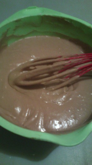 Постепенно (по 1 стакану) добавить просеянную муку.&nbsp;Тесто для коржей готово, по консистенции оно будет напоминать густую сметану.
