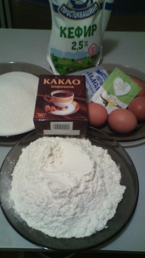 Теста для коржей будет много, берите или глубокую кастрюлю, или широкую миску.
