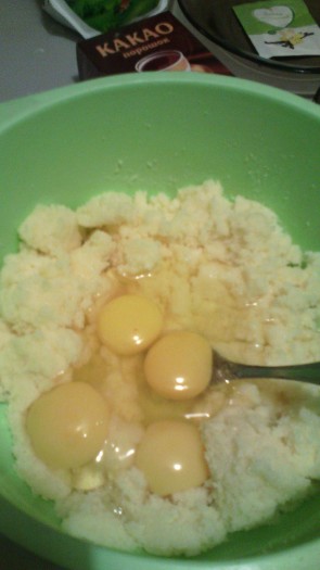 Добавить 4 яйца, перемешать.
