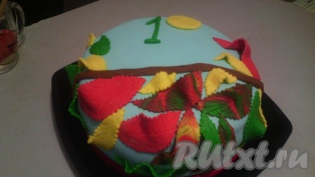 Для приготовления крема размягченное масло взбиваем миксером, постепенно добавляя по 1-2 чайной ложке сгущенки (если добавить сразу всю сгущенку, то можно испортить крем). Остывшие коржи промазываем кремом. Украшаем торт "Поцелуй негра" по желанию. Можно - кокосовой стружкой, можно - натертым шоколадом. В этот раз я украшала мастикой. Вот такой получился вкусный и нарядный торт на 1 сентября - День знаний. 