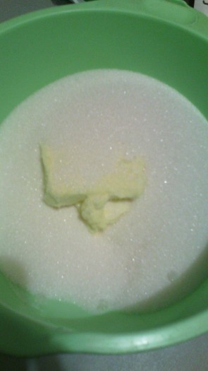 Для приготовления коржей сахар и ванилин растереть с маслом.&nbsp;
