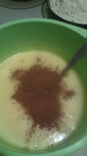 Добавить какао, размешать венчиком (или вилкой).&nbsp;
