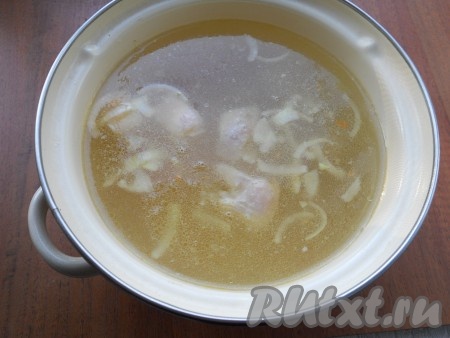 Затем в кастрюлю влить горячую воду, довести ее до кипения, посолить. Варить мясо с овощами минут 15 на слабом огне.
