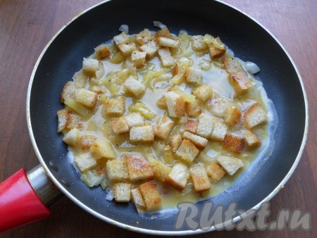 В сковороду к готовым овощам добавить обжаренный хлеб и залить все это яйцами.
