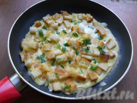 Прикрыть сковороду крышкой и на слабом огне готовить блюдо еще минуты 3. Выключить газ, посыпать яичницу измельченной зеленью.