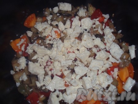 К баклажанам с помидорами покрошить брынзу, все перемешать. Запекать около 15 минут.
