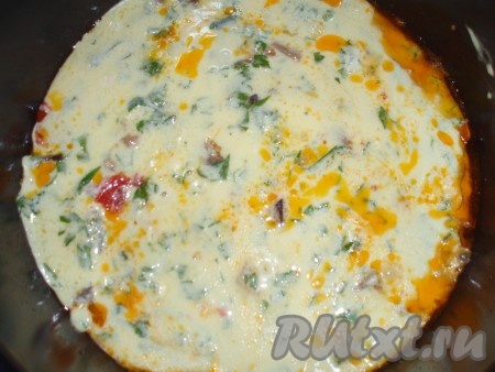 Залить этой массой баклажаны, можно перемешать. Запекать 20 минут.