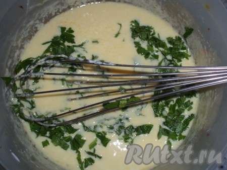 Тем временем яйца взбить с щепоткой соли, добавить йогурт, молотый перец, измельченную зелень петрушки, хорошо перемешать.
