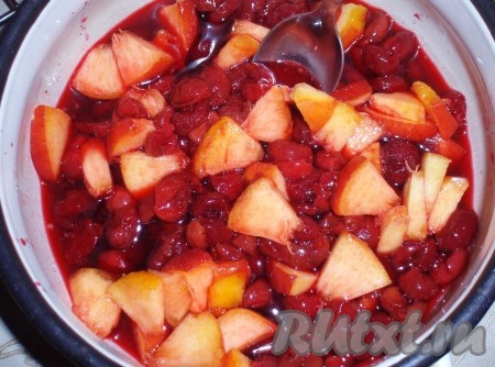Пока печется пирог, приготовить фруктово-ягодную заливку. Вишню освободить от косточек, персик нарезать на кусочки, добавить сахар и все довести до кипения.&nbsp;
