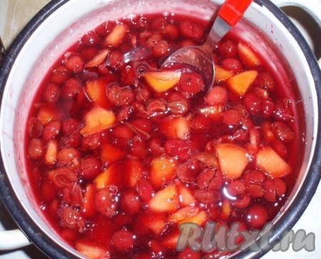 Влить набухший желатин, перемешать до растворения желатина (не доводя до кипения), снять с огня и оставить остывать.
