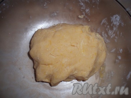 Замесить мягкое тесто и охладить в холодильнике, примерно, минут 30.
