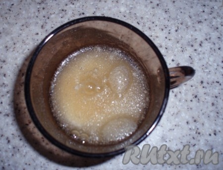 Желатин залить небольшим количеством (несколько ложек) холодной воды для набухания.