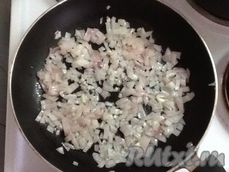Ставим сковородку на другую конфорку, наливаем пару ложек подсолнечного масла и обжариваем нарезанный лук, иногда помешивая. Кастрюля с капустой и картошкой тем временем медленно кипит рядом под крышкой.
