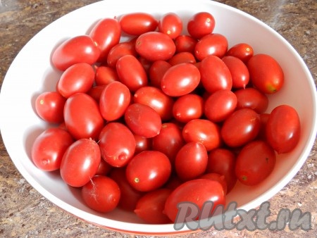 Для вяления (или сушки)  лучше всего подходят небольшие мясистые помидорки. Если в жару вам не хочется надолго включать духовку, помидоры посушить можно в специальной электросушилке. Она работает автономно, можно вынести ее на улицу или на балкон.

Помидоры тщательно вымыть.