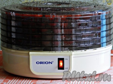 Сушить от 6 до 10 часов, в зависимости от сочности помидоров. Вяленые (сушеные) помидоры должны быть мягкими, упругими и не ломкими, без выделения сока. Напоминают немного курагу.
