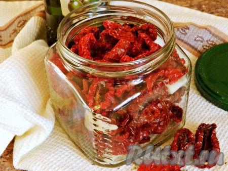 В сухую чистую банку выложить помидоры с чесноком.