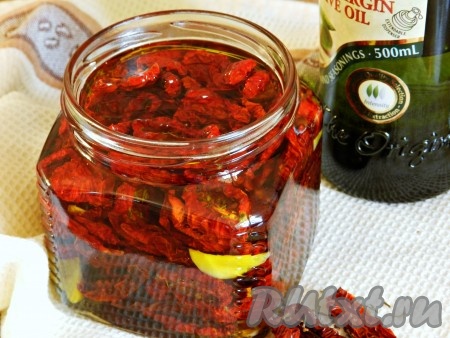 Залить банку с помидорами маслом до самого верха и закрутить крышкой, убрать в холодильник для хранения.