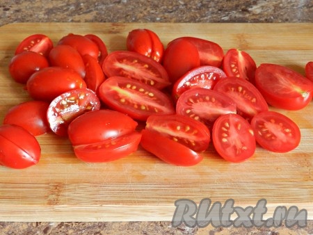 Разрезать пополам, с помощью чайной ложки удалить семена. 