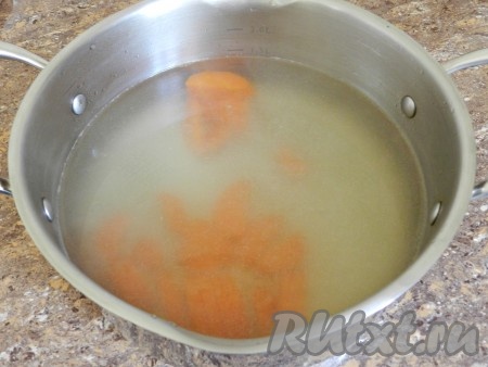 Бульон процедить. Морковь нарезать и вернуть в кастрюлю.