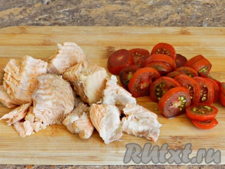 Разделать рыбу на кусочки, удалить кости. Помидоры нарезать кружочками или произвольно.