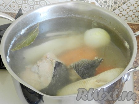 Когда вода закипит, снять пену, добавить луковицу, целую морковь, лавровый лист и перец горошком. Довести до кипения и варить на медленном огне 20 минут.
