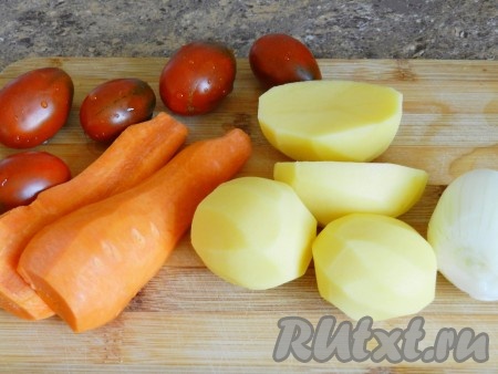 Вымыть и очистить овощи.