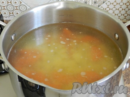 Довести бульон до кипения, посолить по вкусу, добавить картофель, нарезанный кубиками, и варить на медленном огне до готовности картошки.
