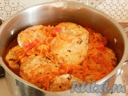 Влить около одного стакана воды, поставить на огонь, довести до кипения. Затем уменьшить огонь до минимального и тушить ленивые голубцы под крышкой около 30 минут.
