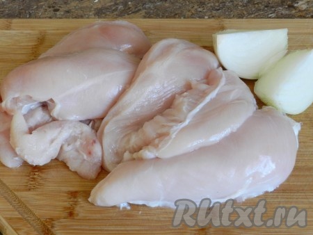 Куриное филе вымыть и обсушить.
