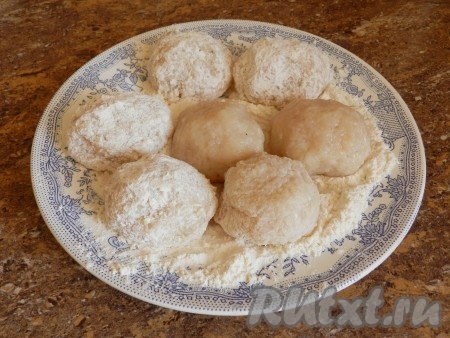 Из фарша сформовать небольшие котлетки, панировать в муке.