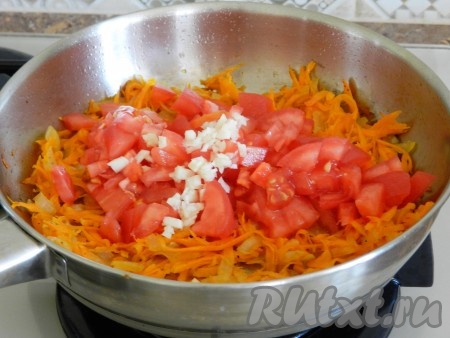 Для заправки обжарить на растительном масле вторую половину луковицы и морковь до мягкости, иногда помешивая. Затем добавить помидор без кожи, нарезанный кубиками, и рубленный зубчик чеснока. Посолить, поперчить, добавить любимые специи (я добавила 1 столовую ложку молотой сладкой паприки). Влить немного воды (только чтоб не подгорало) и потушить минут 5 под крышкой.