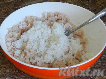Смешать рис с получившимся фаршем, посолить и поперчить по вкусу. Отваренный рис хорошо скрепляет фарш, однако, если вы опасаетесь, что ваши голубцы распадутся, добавьте в фарш одно яйцо.
