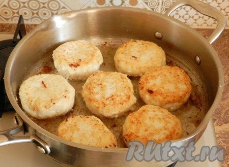 В сковороде разогреть масло и обжарить ленивые голубцы с обеих сторон. Нет необходимости зажаривать их до жесткой корочки, вкус пережаренной капусты может все испортить в этом блюде. Достаточно слегка обжарить, чтобы ленивые куриные голубцы держали форму.
