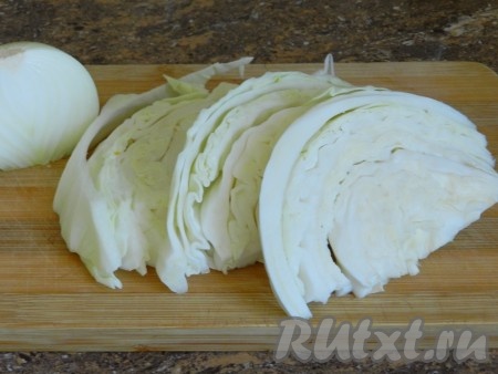 Капусту очистить от верхних листьев и нарезать.