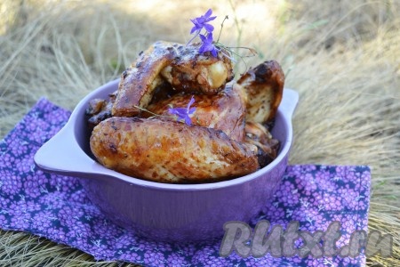 Вкусные, в меру острые, сочные крылышки, замаринованные в соевом соусе и приготовленные на мангале, можно подать на стол в горячем виде с любым гарниром или как отдельно блюдо. Обязательно попробуйте!